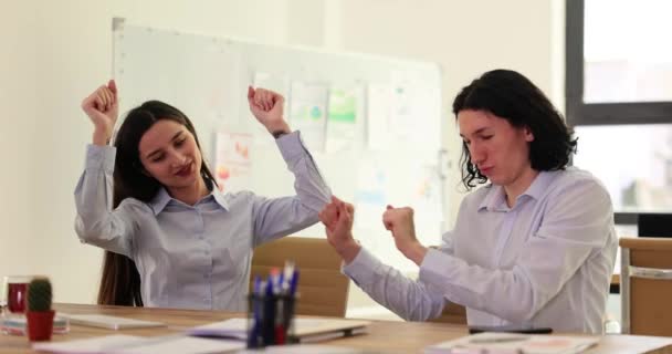 Счастливая Команда Менеджеров Поднимает Руки Празднует Победу Офисе Успех Бизнес — стоковое видео