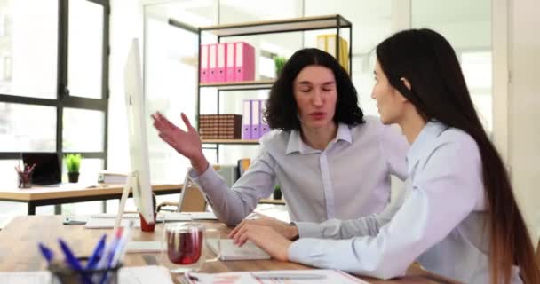 Çılgın Işveren Çalışan Kadınla Tartışıyor Müdür Stajyer Stajyer Ofiste Yanlış — Stok video