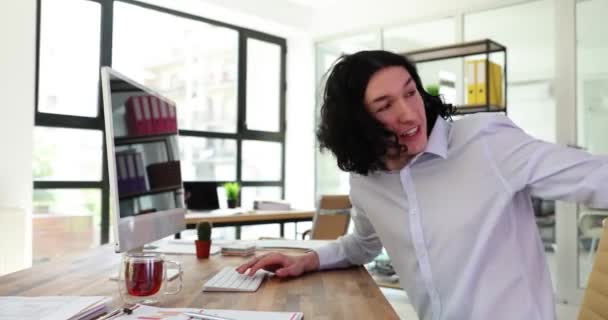 Stajyer Öğrenci Meslektaşlarını Arıyor Bilgisayar Ekranında Haberleri Gösteriyor Ortak Bir — Stok video