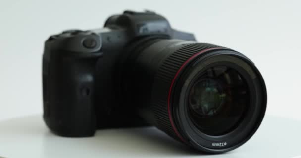Zwarte Fotocamera Met Draaiende Lens Witte Achtergrond Close Het Kiezen — Stockvideo