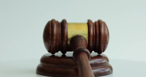 Gavelul Judiciar Rotește Fundal Alb Conceptul Recurs Judecată — Videoclip de stoc