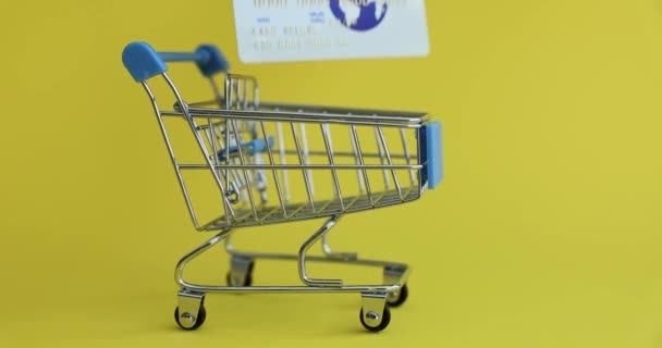 Τράπεζα Κάρτα Στο Καλάθι Αγορών Κίτρινο Φόντο Ηλεκτρονικές Αγορές Και — Αρχείο Βίντεο