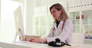 Mutsuz, deli bir kadın doktor hastanede bilgisayar kullanıyor. Ameliyat sorunu ya da spam cihazı kullanıyor. Şok olmuş doktor bilgisayar ekranına bakıyor.