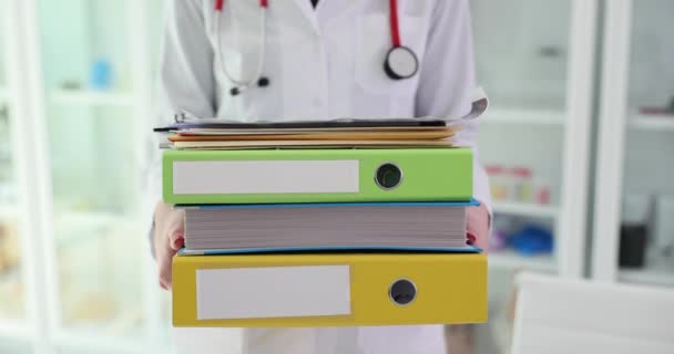 Doctor Tiene Una Gran Pila Carpetas Documentos Médicos Antecedentes Médicos — Vídeos de Stock