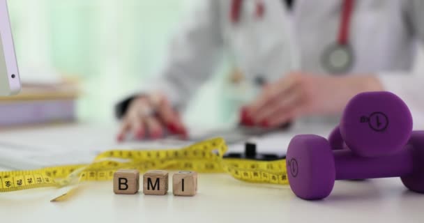 木のブロックと医師でテープと単語Bmiを測定ダンベル 健康的な栄養スポーツと人間の健康 — ストック動画