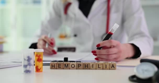 Hemofilia Tekst Lekarz Wypisuje Leczenie Receptę Pigułki Zwiększone Krwawienie Leczenie — Wideo stockowe