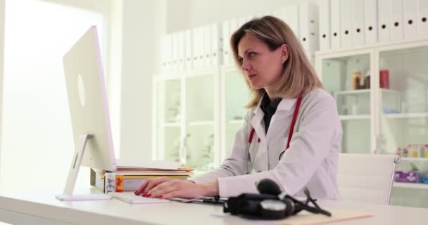 Nieszczęśliwa Szalona Kobieta Lekarz Pomocą Komputera Szpitalu Mylące Problem Operacyjny — Wideo stockowe