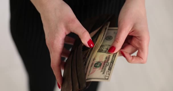 女性の手は取り出し 財布からアメリカの紙幣をカウントします 費用の財政管理 — ストック動画