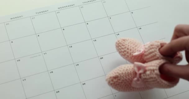 Czekam Dziecko Różowe Buty Dla Noworodków Kalendarz Planowanie Ciąży Porodu — Wideo stockowe