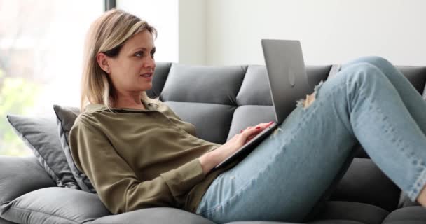 Mooie Vrouw Liggend Bank Woonkamer Werken Online Laptop Gadget Vrouw — Stockvideo