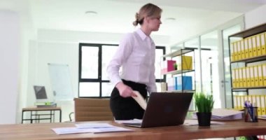 İş kadını iş yerinden kalkar ve kendini kötü hisseder. İş yerinde baş ağrısı ve migren