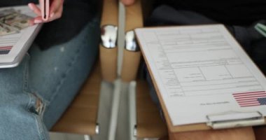 ABD vize başvuru formu dolduran bir grup insan. ABD 'de Öğrenci Oturma İzni