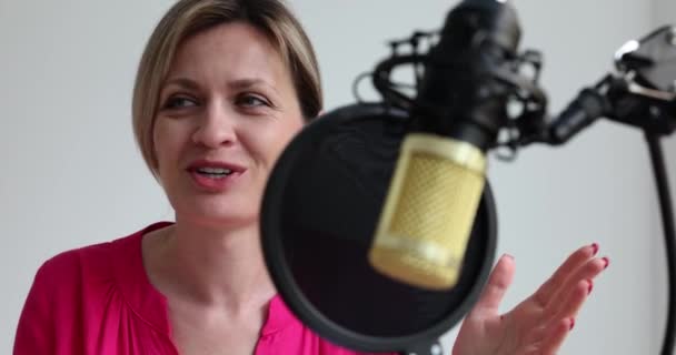 Mulher Bonita Jovem Fala Microfone Local Trabalho Conceito Host Rádio — Vídeo de Stock