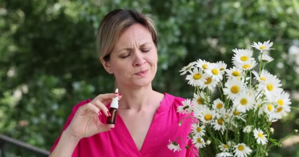 Mujer Enferma Insatisfecha Rocía Medicina Nasal Caminando Floreciente Jardín Primavera — Vídeo de stock