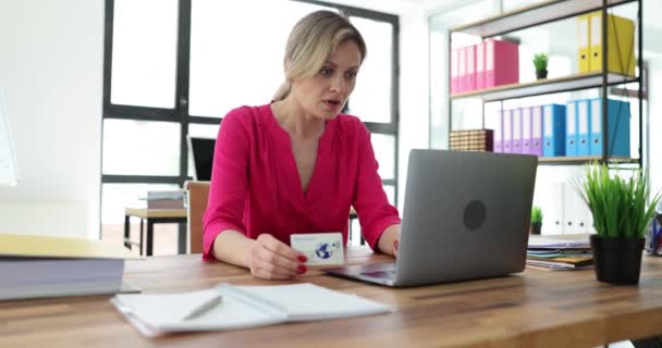 Frustrovaná Žena Sedící Laptopu Kreditkou Chyba Platby Online — Stock video