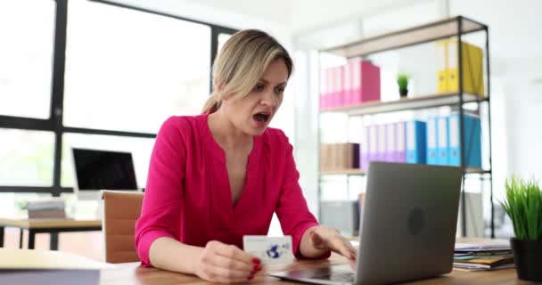 对网上付款下降感到愤怒的困惑女性顾客 经理在网上付款或负债方面有问题 — 图库视频影像