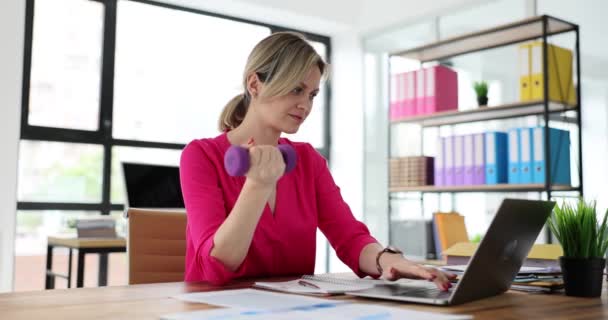 Exercícios Executivos Com Pesos Trabalho Escritório Mulher Segurando Haltere Trabalhando — Vídeo de Stock