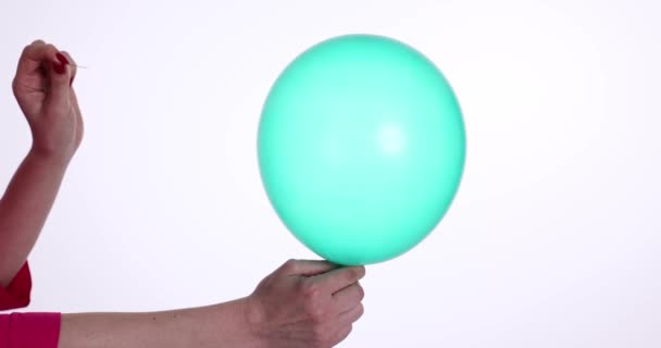 Kadın Mavi Balonu Iğneyle Deliyor Patlayan Top — Stok video