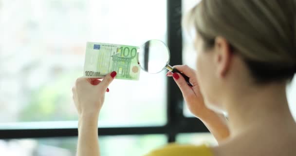 Kobieta Patrzy Przez Lupę Banknot 100 Euro Dziewczyna Sprawdza Autentyczność — Wideo stockowe