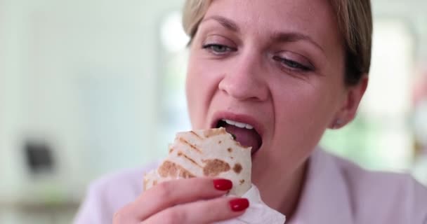 굶주린 소녀는 샤와르마를 맛있고 건강에 음식을 즐긴다 패스트 — 비디오