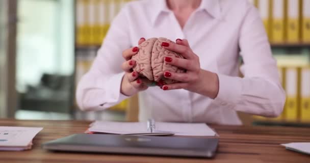 Mujer Puso Cerebro Humano Portátil Inteligencia Artificial Computadora — Vídeo de stock