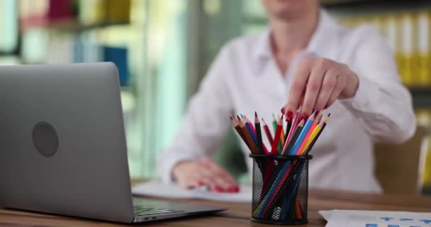 Kadın Ofiste Renkli Kalem Notlar Alıyor Raporundaki Hatalar Düzeltiliyor — Stok video