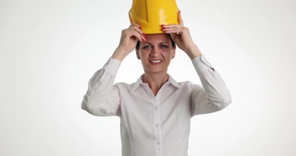 女人的画像戴上黄色的建筑头盔 建筑业的妇女 — 图库视频影像