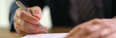 İş adamı ofiste tükenmez kalemle evrak sözleşmesi imzalıyor. Resmi istihdam ve sözleşme anlaşmaları kavramı