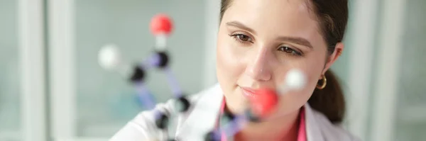 Mujer Química Científica Estudiando Estructura Molécula Modelo Plástico Concepto Educación —  Fotos de Stock