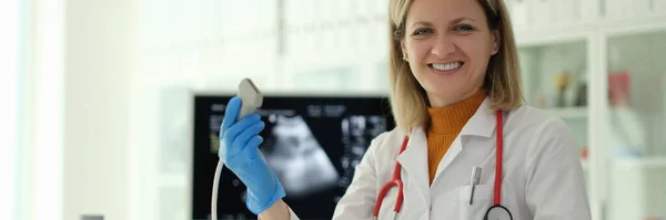 Lächelnde Ärztin Mit Ultraschallsonde Der Hand Der Klinik Diagnose Interner — Stockfoto