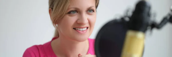 Kadın Radyo Sunucusu Kayıt Stüdyosunda Mikrofona Konuşuyor Radyo Konsepti Üzerine — Stok fotoğraf
