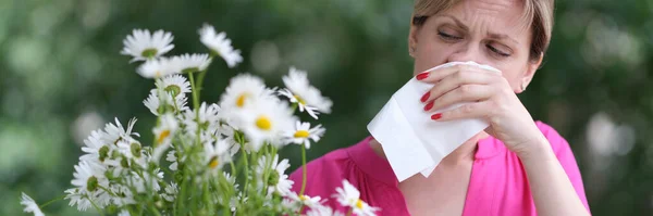 Young Woman Hay Fever Blowing Her Nose Napkin Chamomile Flowers — Stock Photo, Image