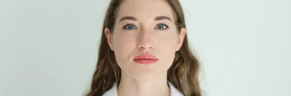 白いシャツの若い美しい女性の肖像画 健康な顔の皮膚の概念 — ストック写真