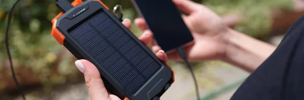 태양열 충전을 전화를 있습니다 컨셉에서 스마트 — 스톡 사진