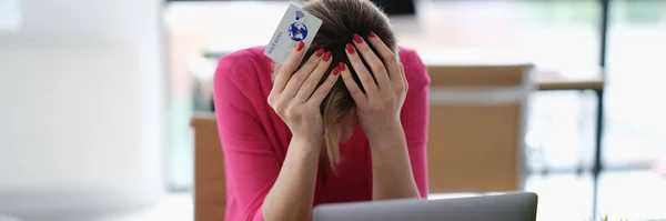 Zdenerwowana Kobieta Siedząca Laptopie Plastikową Kartą Kredytową Trzymająca Głowę Koncepcja — Zdjęcie stockowe
