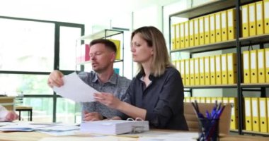 Yönetici ekipte ve belgeye pul yapıştırıyor. İş toplantısı ve evrak işleri