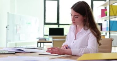 Ciddi başarılı bir iş kadını iş sözleşmesi imzalıyor. İş kadını kredi sözleşmesi imzalıyor