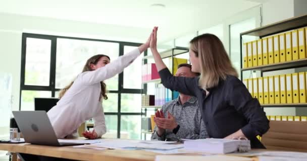 Gelukkige Collega Geven High Five Briefing Vieren Teamwork Succes Managers — Stockvideo