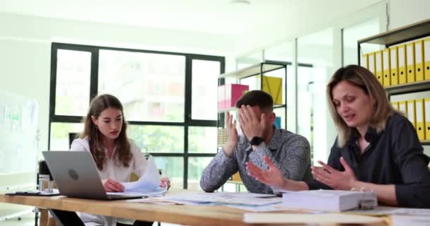 Frustrerade Frustrerade Personer Från Affärsteam Studerar Negativ Företagsstatistik Sorgliga Människor — Stockvideo