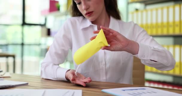 女性は職場で白薬の粉を手に入れる ストレスの多い仕事のためのストレスや服用薬やドーピング — ストック動画