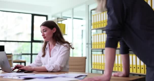 女性は職場で肩をすくめ オフィスでコミュニケーションをとる 職場の同僚とのコミュニケーション — ストック動画