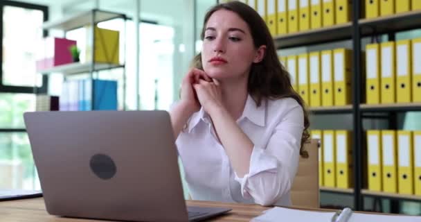 Mujer Preocupada Desconcertada Mirando Computadora Portátil Oficina Sintiéndose Estresada Mujer — Vídeos de Stock