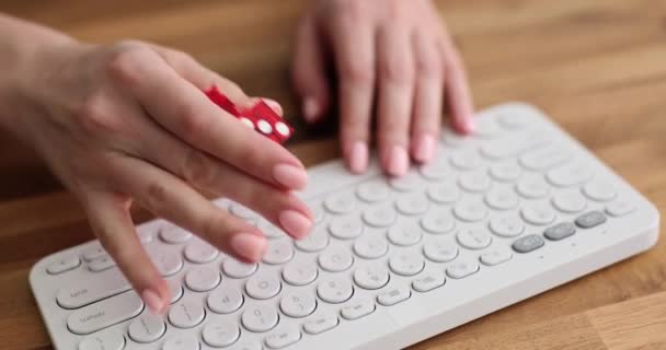 Rode Dobbelstenen Het Toetsenbord Vrouwelijke Handen Spel Van Dobbelstenen Voor — Stockvideo