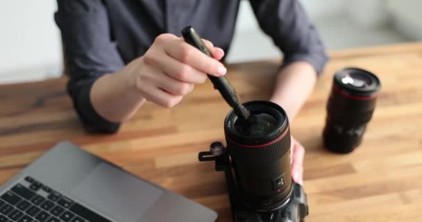 디지털 카메라를 먼지로부터 이씻을 수있는 펜으로 장비를 관리하고 카메라 렌즈를 — 비디오