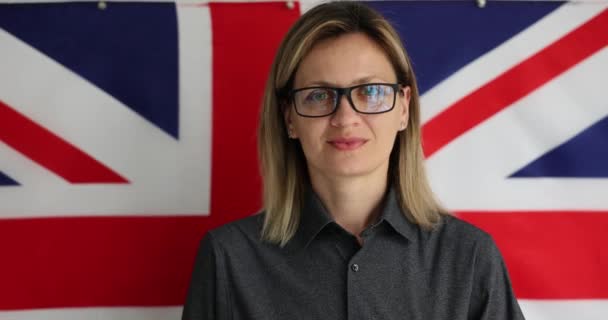 Portrét Krásné Intelektuální Dívky Pozadí Britské Pruhované Vlajky Koncept Vysokoškolského — Stock video