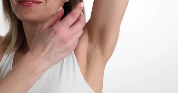 Närbild Kvinna Med Ren Fräsch Hud Försiktigt Röra Armhålan Kvinnliga — Stockvideo