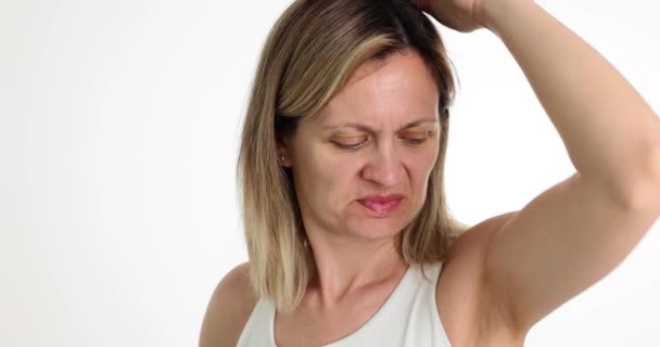 Porträtt Kvinna Som Sniffar Armhålor Och Äcklas Lukt Dålig Lukt — Stockvideo