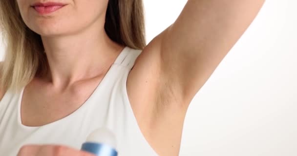 Närbild Kvinnan Som Applicerar Deodorant Armhålan Kvinnlig Hygien — Stockvideo