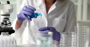 Tıbbi veya bilimsel araştırmacılar mavi sıvıyla testler yapıyorlar. Toksikolojik tarama yöntemleri ve zehirli teknik sıvılar
