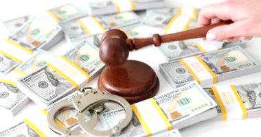 Yargıç tokmağı bir tomar doların yanında kelepçeledi. Yolsuzluk ve mali suçlar hakkında karar